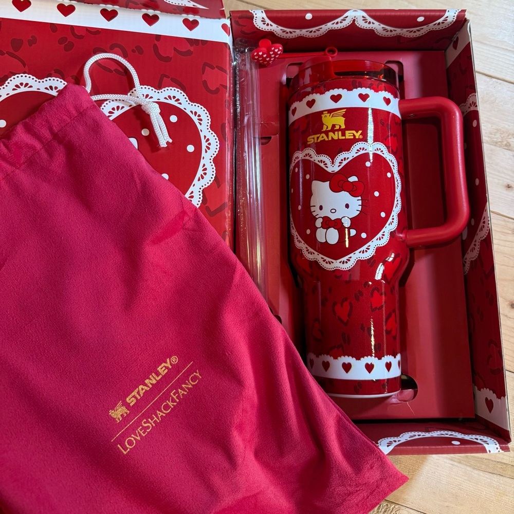 ♥️STANLEY x Hello Kitty ♥️ Limited Edition Red and White Heart 40 oz Tumbler